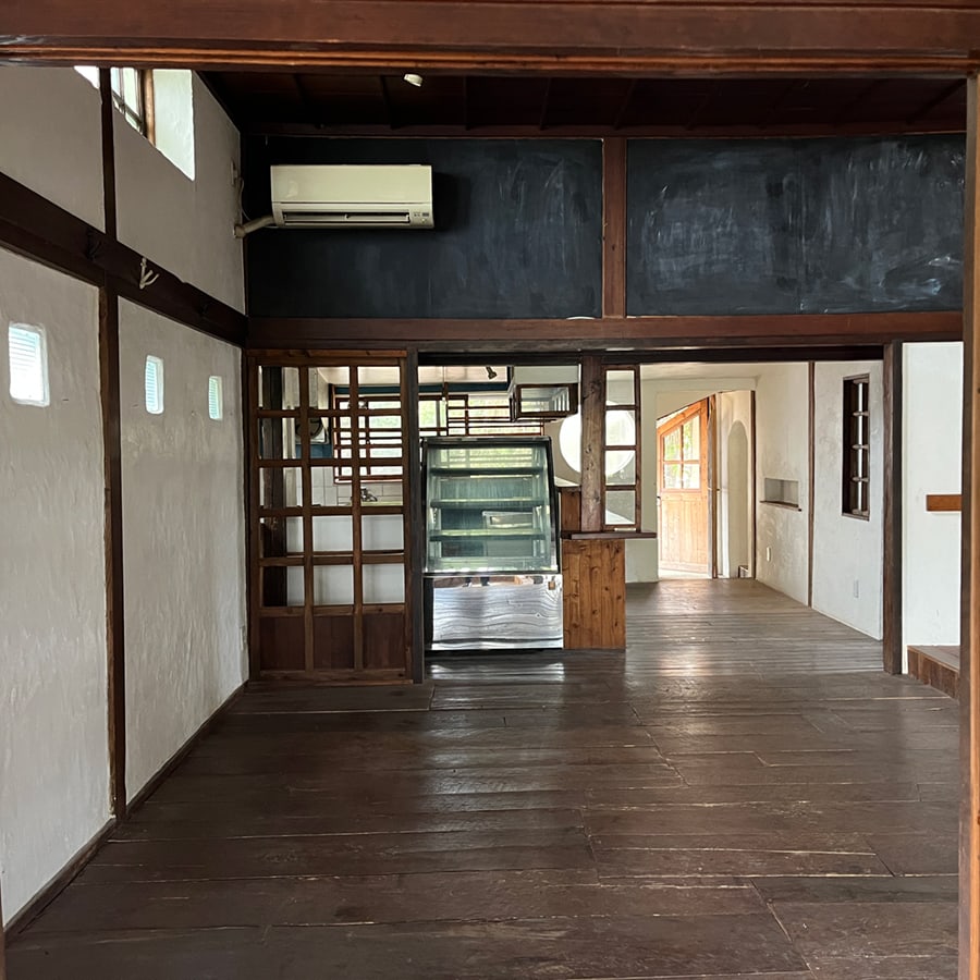 板張りの店内の写真