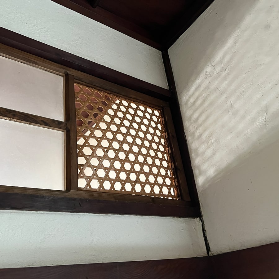 編み細工の欄間の写真
